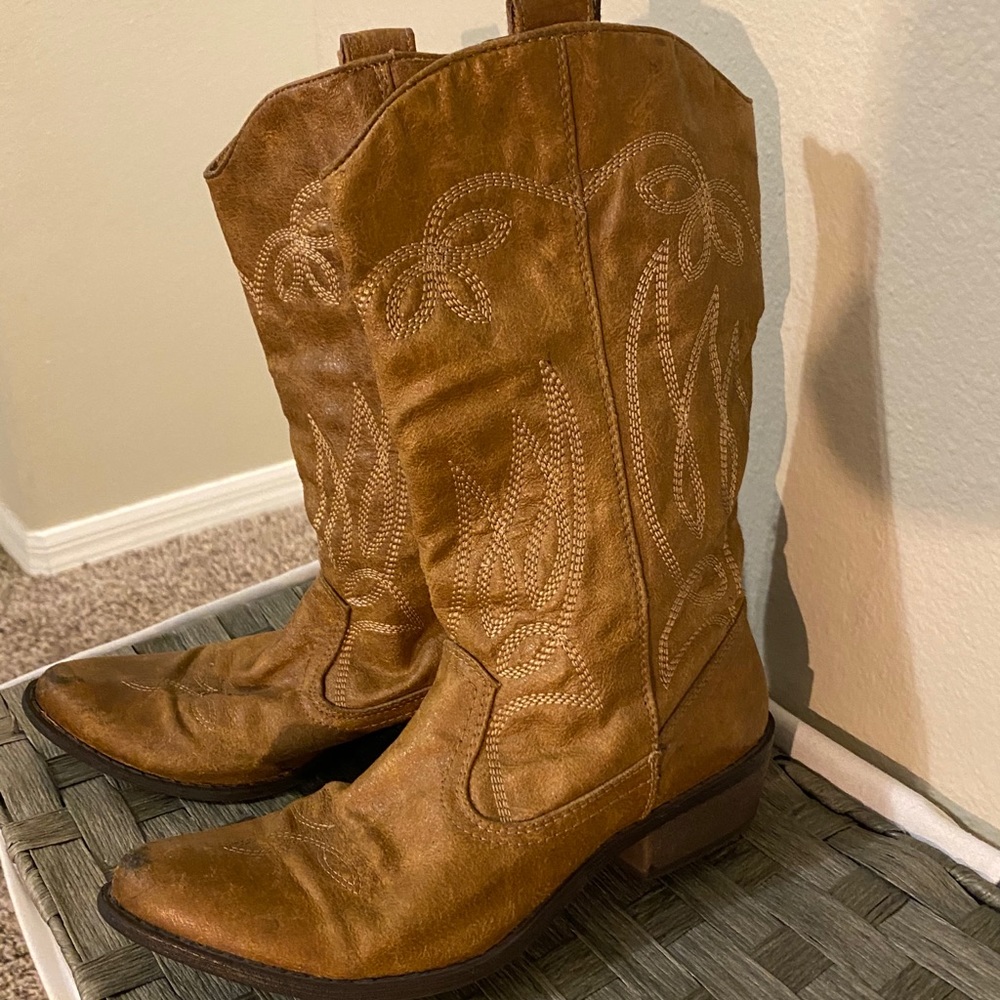 Well worn cowgirl boots